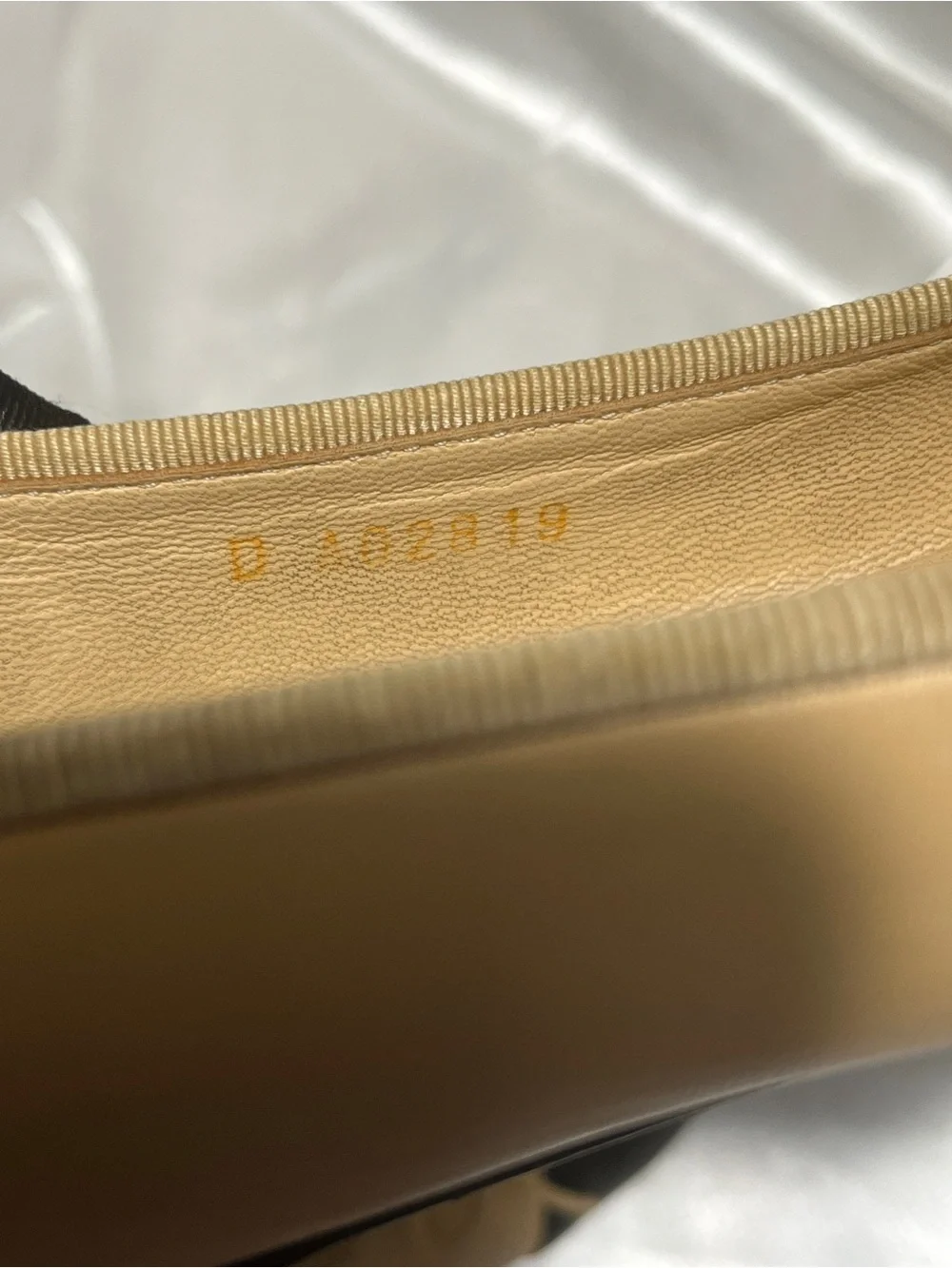 CHANEL Two-Tone Beige and Black Leather Ballet Flats with Bow